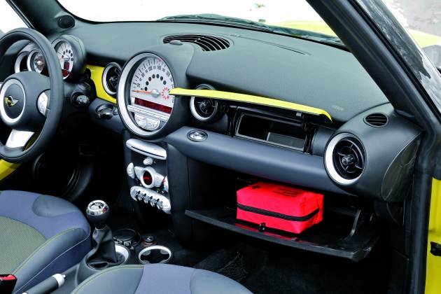 Mini Cooper S Cabrio:
MINI MEDIA INFORMATION - FOR EDITORIAL PURPOSES ONLY
NEW MINI CONVERTIBLE, AUSTRIA 2009